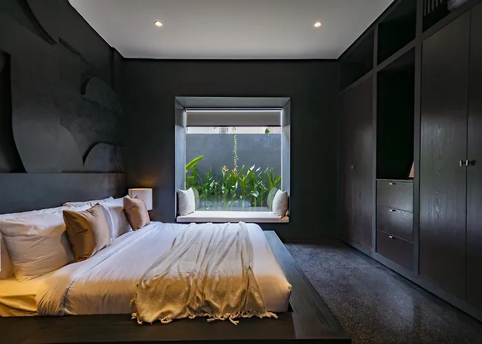 Bold X Gold - Modern Tropical Pool *