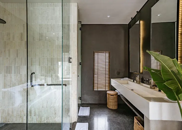 Villa Bold X Gold - Modern Tropical Pool Uluwatu (Bali)
