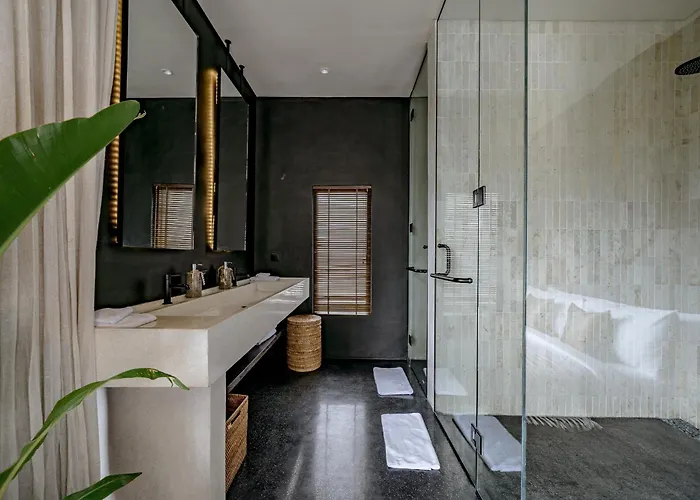 Bold X Gold - Modern Tropical Pool
